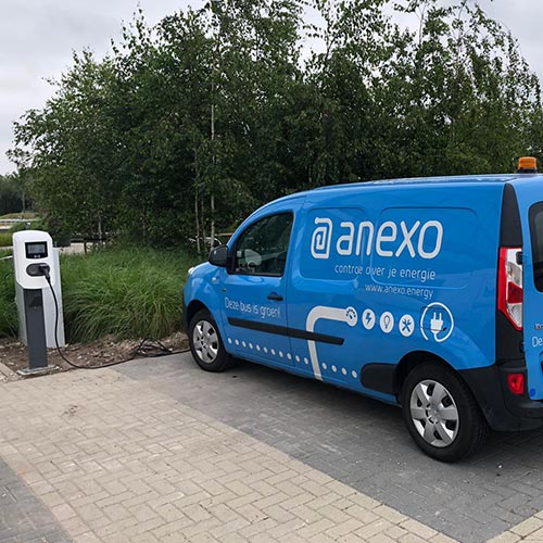 img_auto-wordt-opgeladen-bij-elektrisch-laadpaal