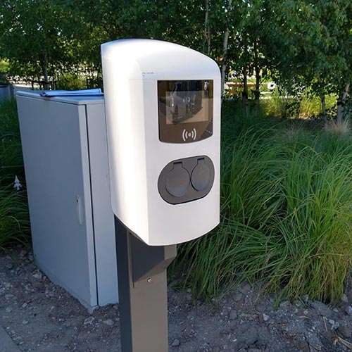 img_elektrische-laadpaal-twee-stopcontacten-voor-opladen-elektrisch-autos