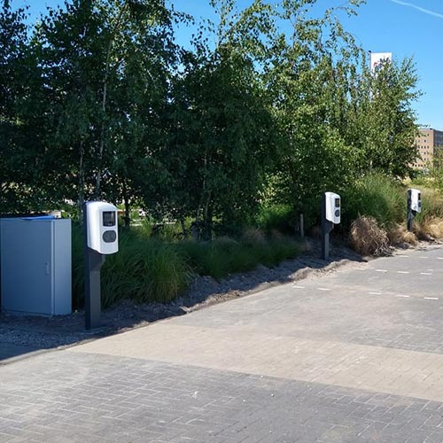 img_meerdere-laadpalen-op-bedrijventerrein